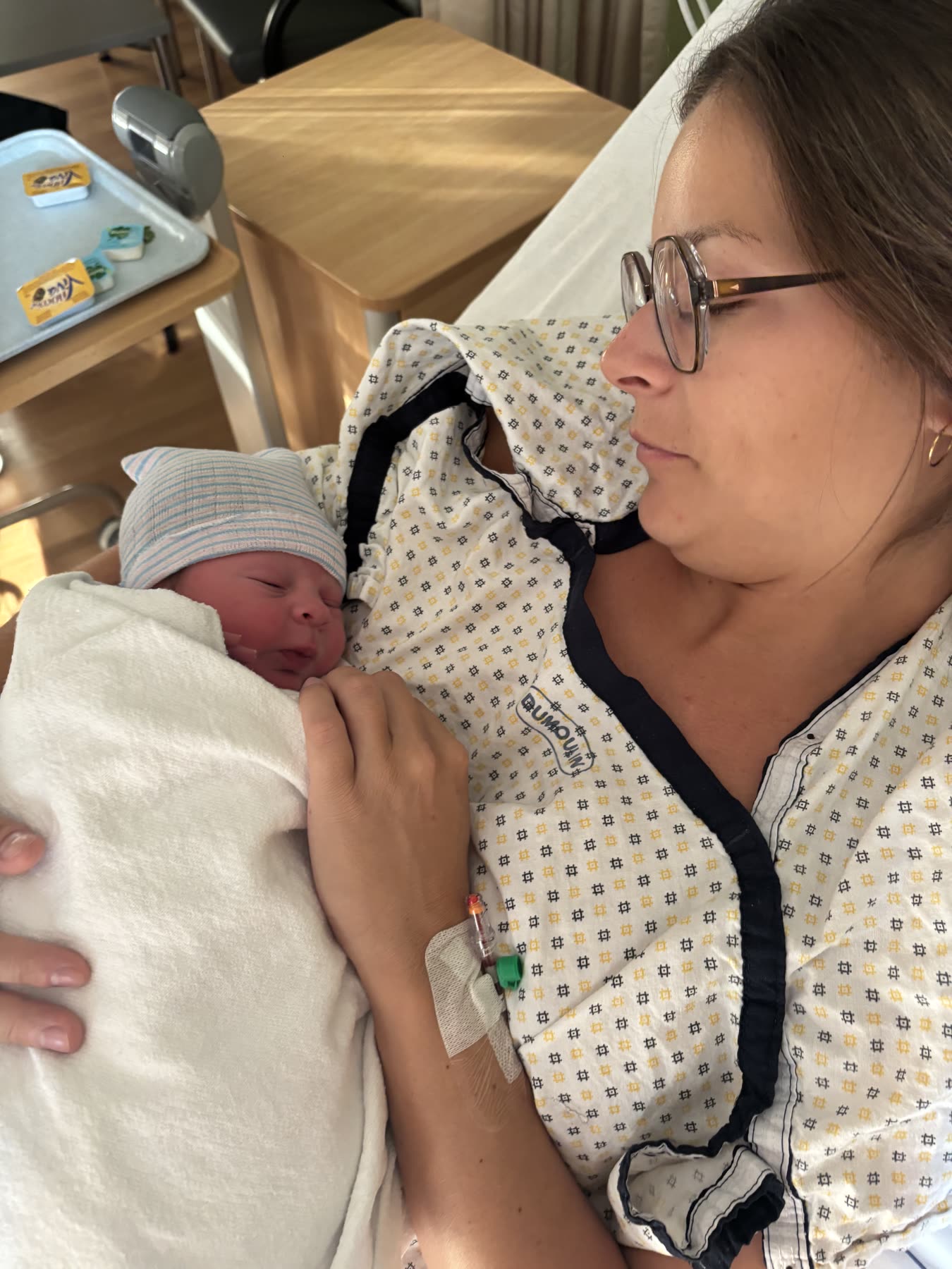 Mama kijkt liefdevol naar Odard