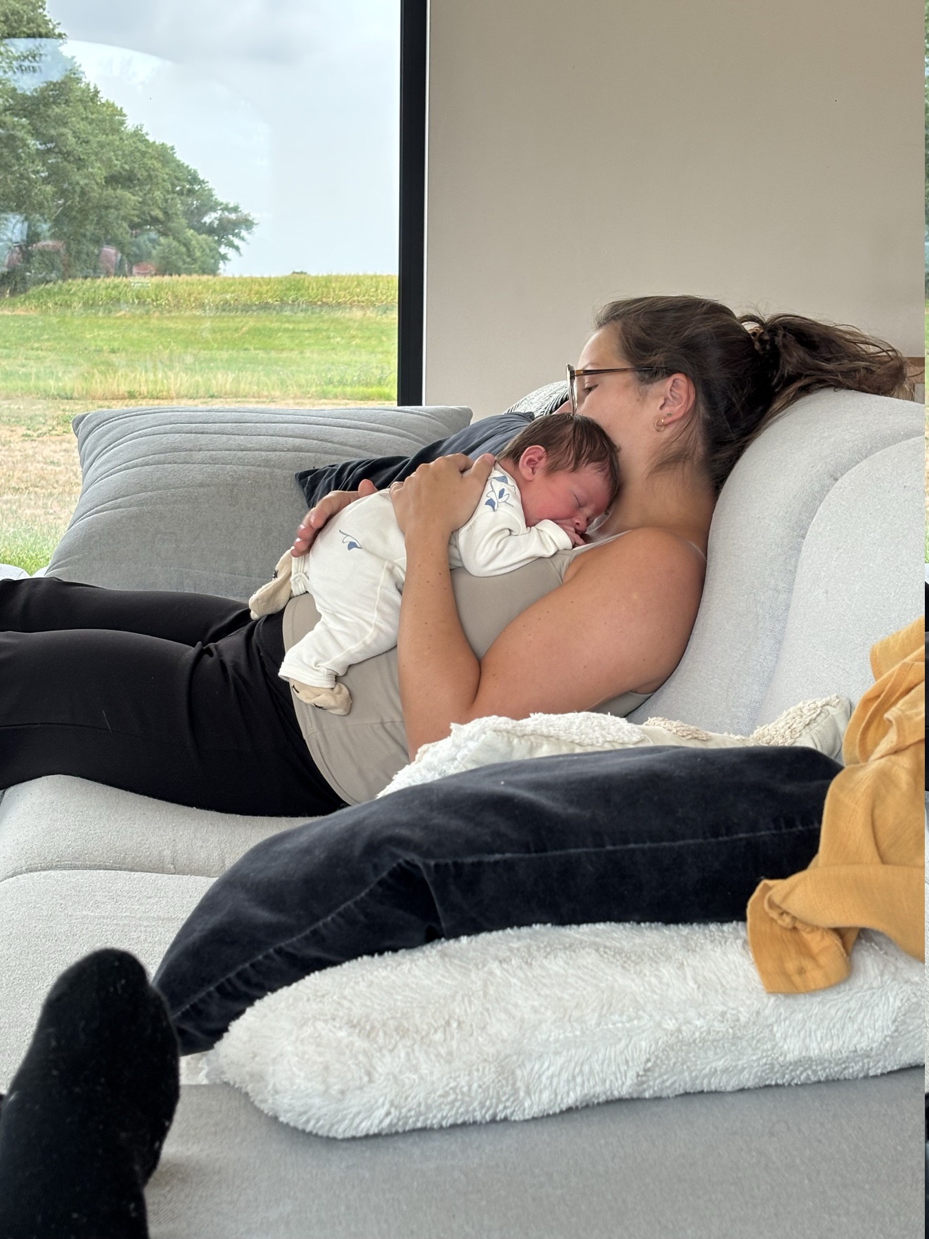 Mama rust thuis op de bank met Odard op haar borst